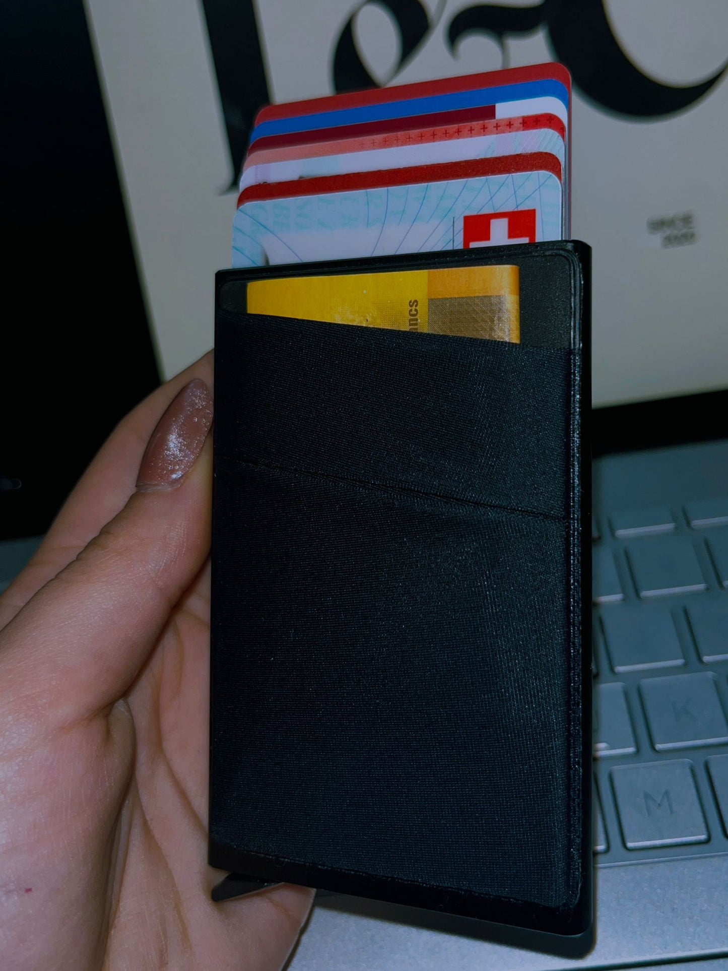 RFID Slim Wallet – Metall-Portemonnaie mit mit Pop-up-Funktion