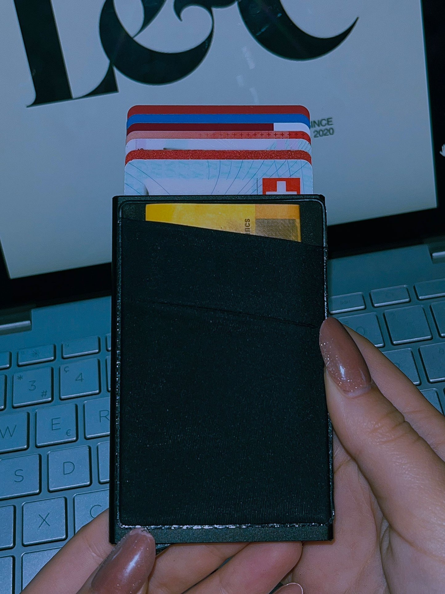 RFID Slim Wallet – Metall-Portemonnaie mit mit Pop-up-Funktion